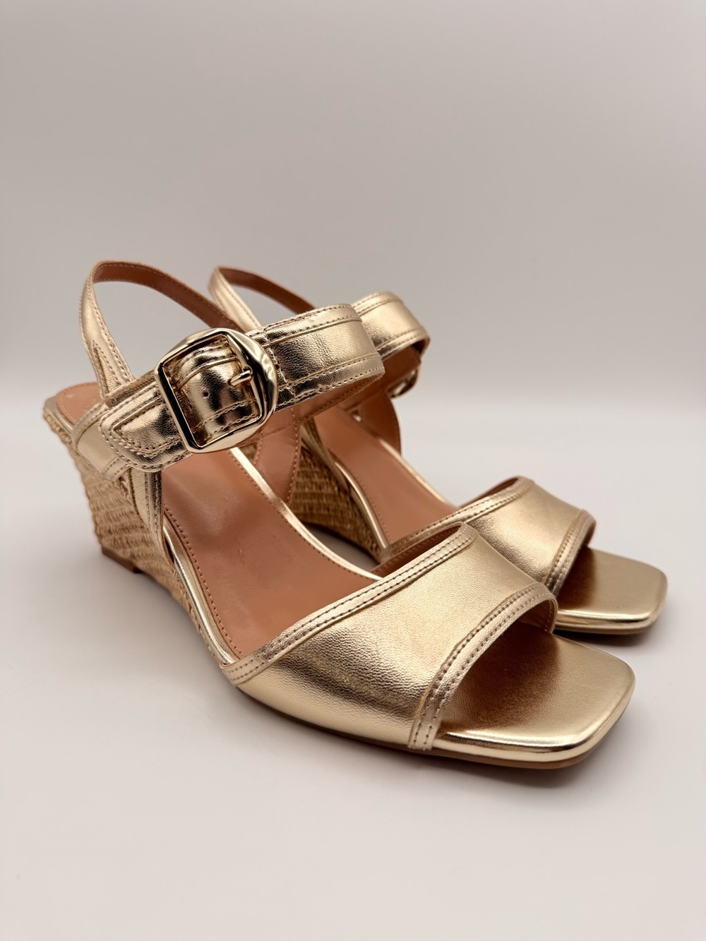 VINCE CAMUTO Helcey Metallic Gold Wedge Sandals Women’s 8.5 NWOT